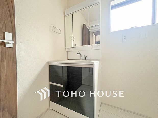 洗面台・洗面所小窓が設置され、湿気がこもりやすい室内の換気・採光に配慮されています。