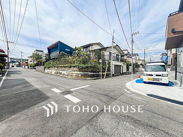 前面道路含む現地写真『快適』は「家」と「街」と「環境」が調和した時に訪れるだと改めて感じさせてくれます。