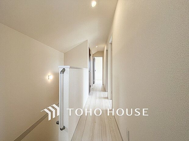 上質感漂う廊下。居住者の帰り、訪れる方を優しく迎え安らぎに満ちた生活空間を予感させます。