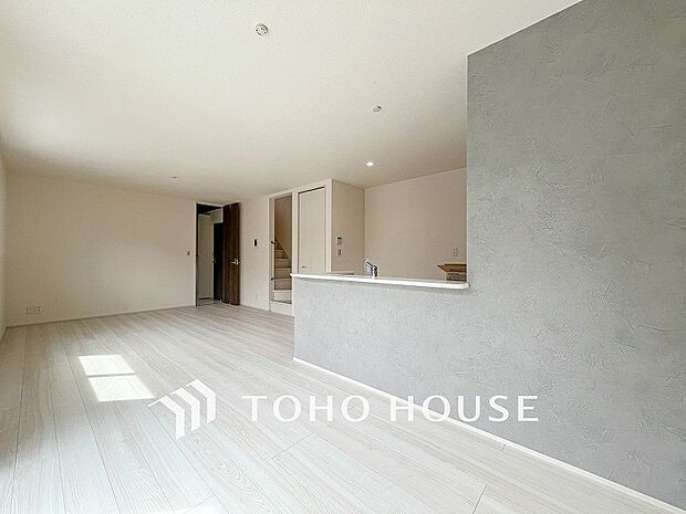 自然と家族が集う、開放感のある明るいダイニング。