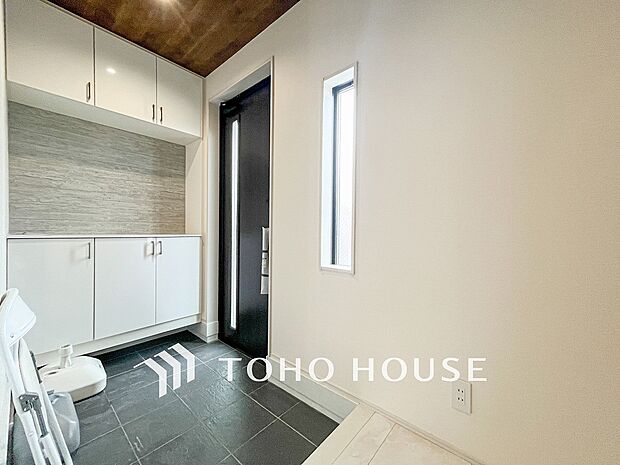 帰り着くたびに洗練されたテイストの空間に迎えられ誇りと喜びを感じる玄関まわりです。