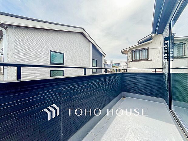 暮らしの中で光と風を演出してくれるバルコニー。