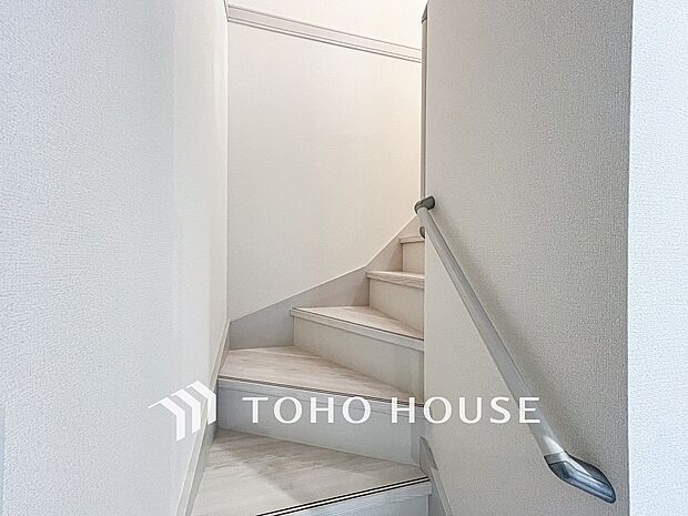 パブリックゾーンとプライベートゾーン繋ぐ階段。豊かな陽光が注ぎ込み、爽やかな住空間を演出。