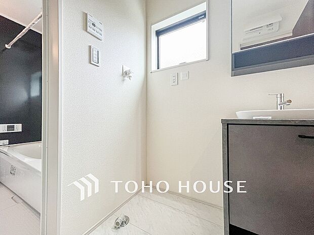 洗濯機を配置しても十分なスペースを確保しております。