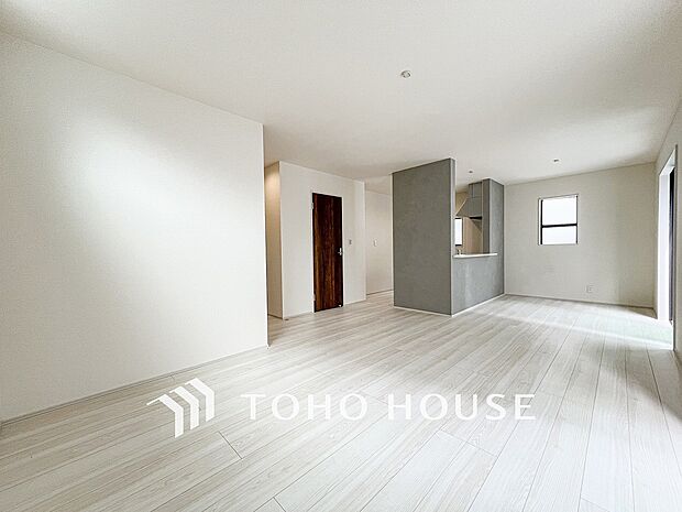 光と風があふれる開放的なリビングダイニングには自然と家族みんなが集まってきます。