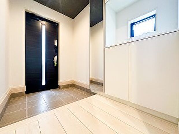 帰り着くたびに洗練されたテイストの空間に迎えられ誇りと喜びを感じる玄関まわりです。