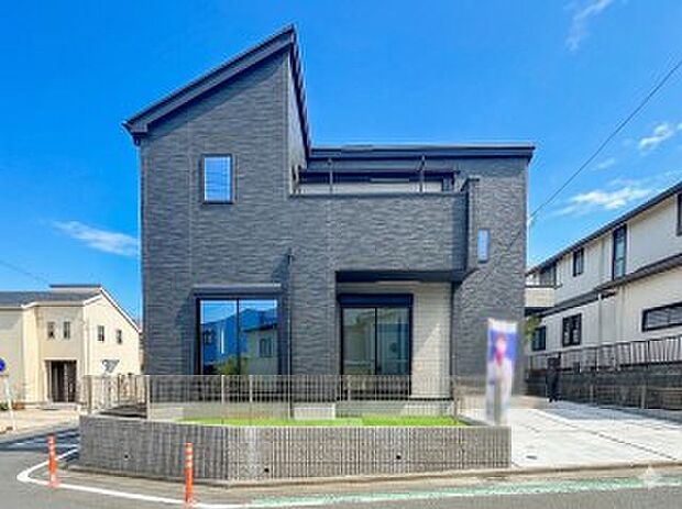 住む人を映し出す洗練された佇まいは、いつまでも輝き続けながらいつしか街の風景に溶け込んでいきます。