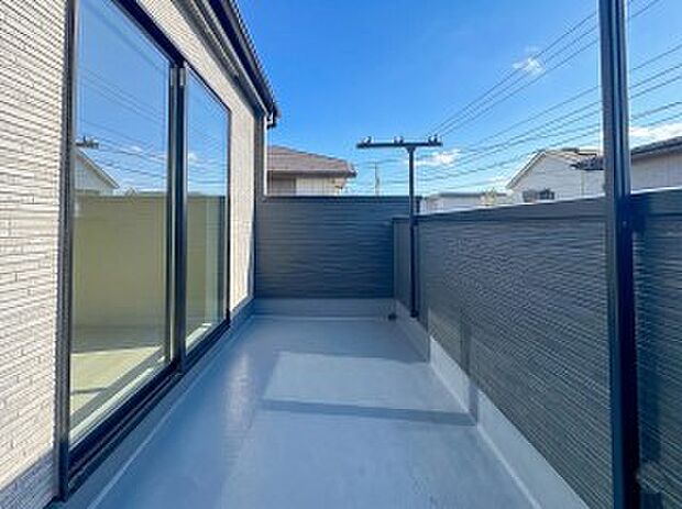 暮らしの中で光と風を演出してくれるバルコニー。