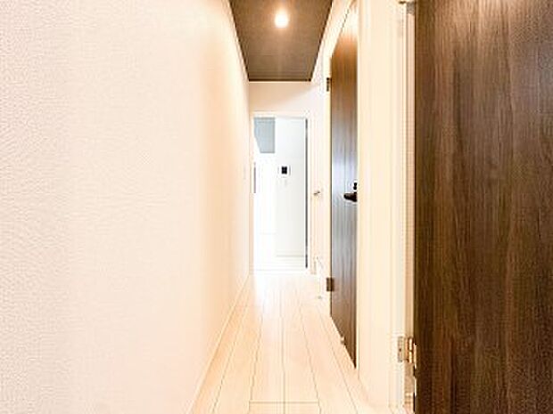 やわらかな陽射しがふりそそぎ、ゆったりした時間が流れる室内。