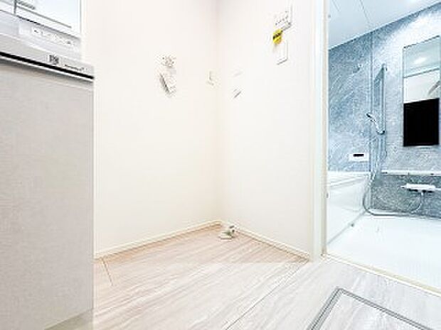 洗濯機を配置しても十分なスペースを確保しております。