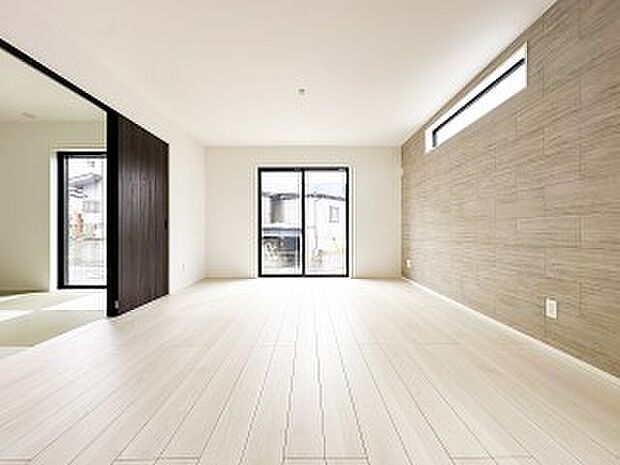 光と風があふれる開放的なリビングダイニングには自然と家族みんなが集まってきます。