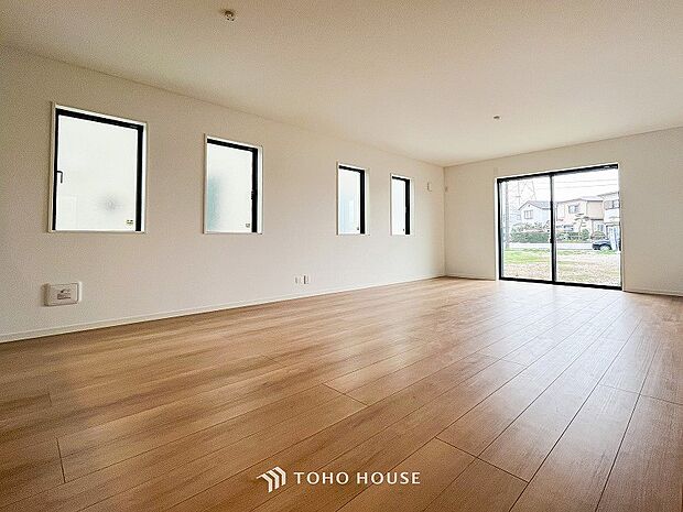 光と風があふれる開放的なリビングダイニングには自然と家族みんなが集まってきます。