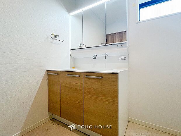 洗面台・洗面所パウダールームはナチュラルな雰囲気で清潔な印象。