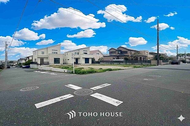 前面道路含む現地写真『快適』は「家」と「街」と「環境」が調和した時に訪れるだと改めて感じさせてくれます。