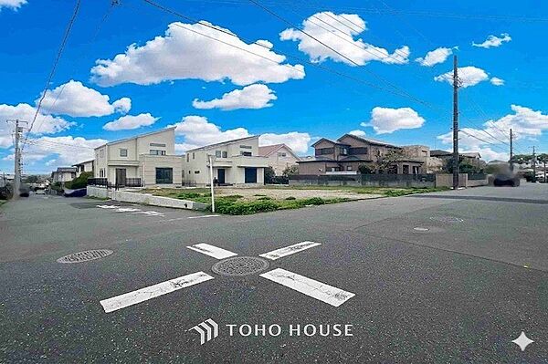 前面道路含む現地写真『快適』は「家」と「街」と「環境」が調和した時に訪れるだと改めて感じさせてくれます。