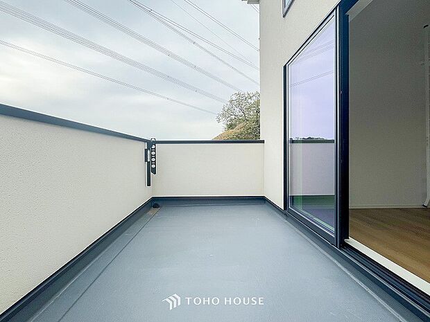 暮らしの中で光と風を演出してくれるバルコニー。