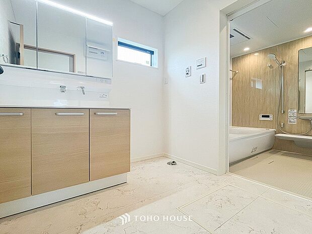 小窓が設置され、湿気がこもりやすい室内の換気・採光に配慮されています。