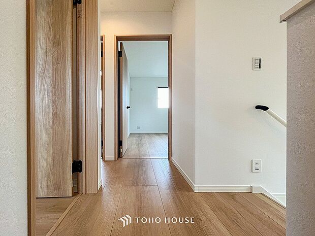 上質感漂う廊下。居住者の帰り、訪れる方を優しく迎える・安らぎに満ちた生活空間を予感させる。