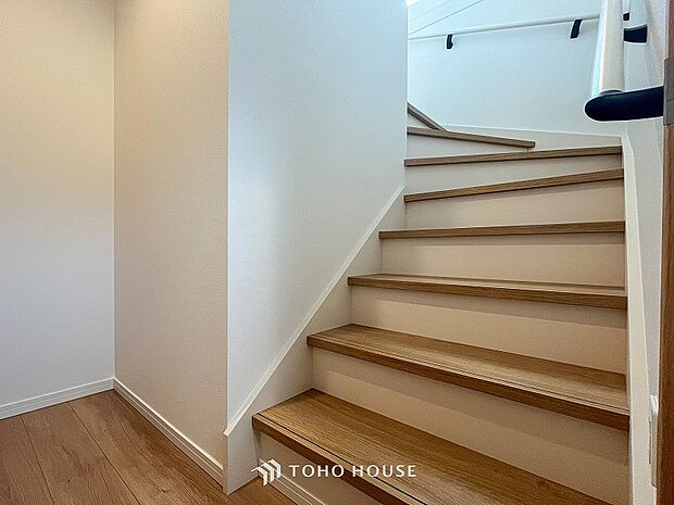 階段にはお子様やお年寄りに安心な手すりをご用意。