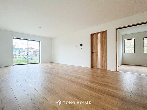 家族みんなが爽やかに健やかに過ごせるように、溢れる光をたっぷり取り込んだリビングダイニング。