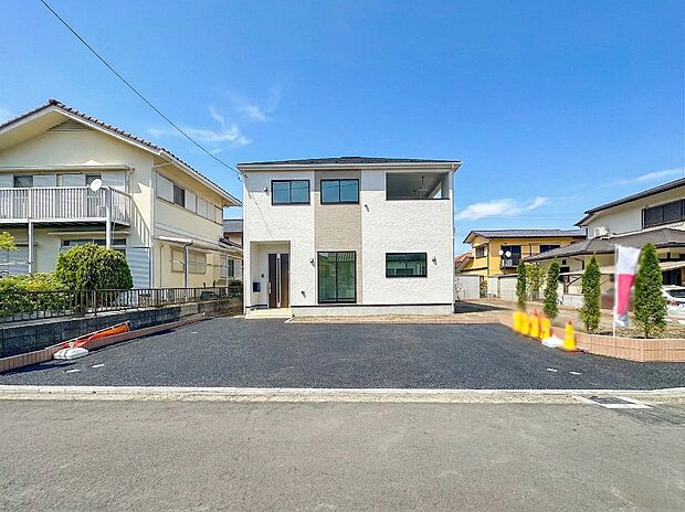 清潔感溢れる玄関がお出迎えする本邸宅の物語は、ここから始まる日常を期待させます。