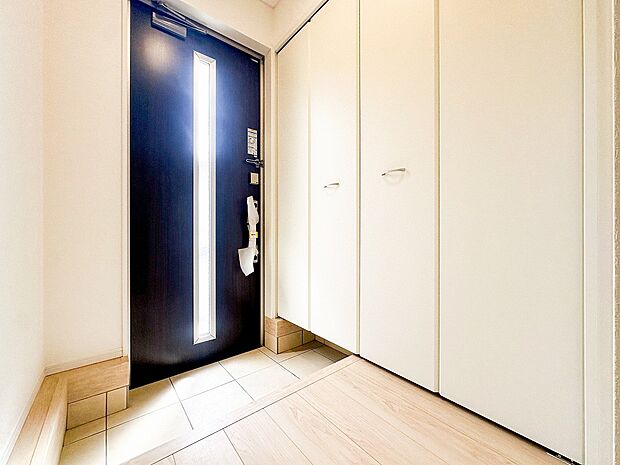 帰り着くたびに洗練されたテイストの空間に迎えられ誇りと喜びを感じる玄関まわりです。