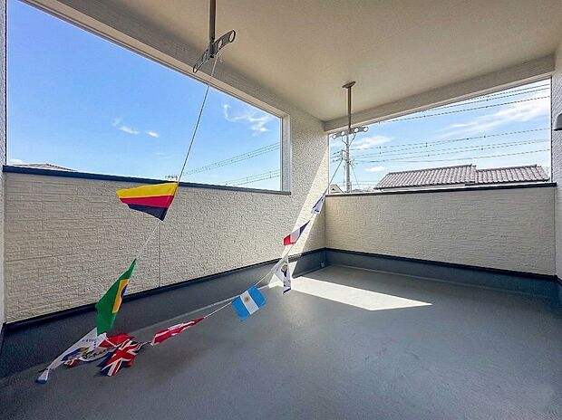 暮らしの中で光と風を演出してくれるバルコニー。