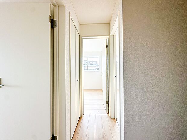 やわらかな陽射しがふりそそぎ、ゆったりした時間が流れる室内。