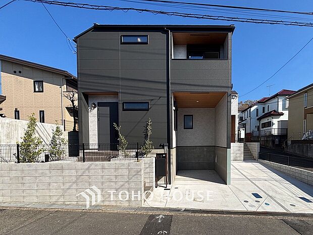 表現された空間は豊かな光と風を纏い、暮らしの時間を豊かにしてくれます。