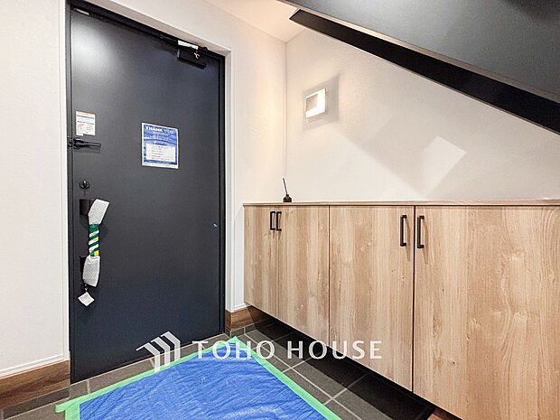 明るくコントラストのある、開放感と清潔感を兼ね備えた玄関。