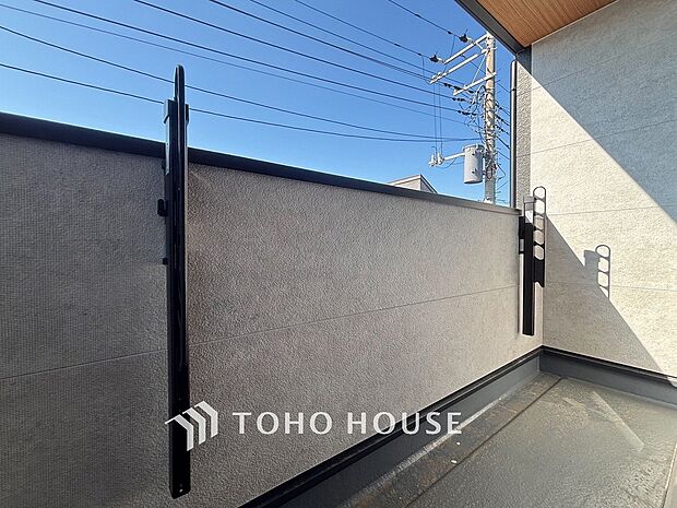 暮らしの中で光と風を演出してくれるバルコニー。