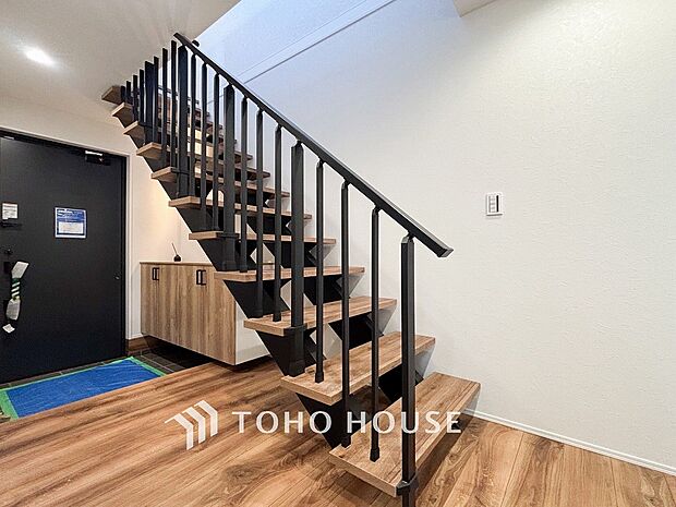 パブリックゾーンとプライベートゾーン繋ぐ階段。豊かな陽光が注ぎ込み、爽やかな住空間を演出。