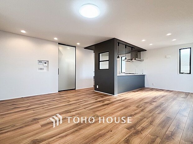 光と風があふれる開放的なリビングダイニングには自然と家族みんなが集まってきます。