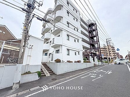 前面道路含む現地写真『快適』は「家」と「街」と「環境」が調和した時に訪れるだと改めて感じさせてくれます。