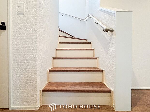階段にはお子様やお年寄りに安心な手すりをご用意。