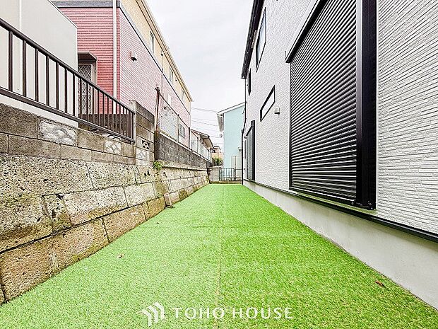 ちょっとしたお庭は、開放的な素敵な空間を演出しております。