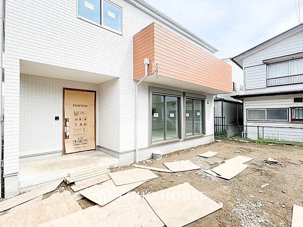 住む人や訪れる人やさしくエスコートする玄関アプローチ。