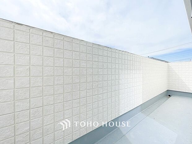 心地よい風を肌で感じることのできるバルコニー。