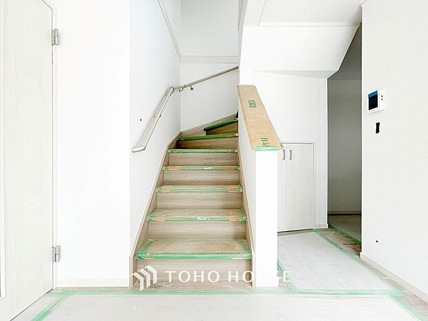 各フロアを結ぶ階段。集いの空間と一人の時間を楽しむプライベートルームをバランスよく繋いでいます。