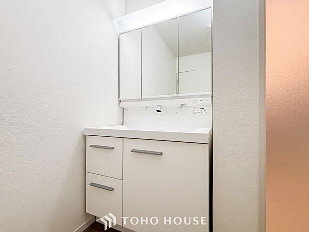 洗面台・洗面所三面鏡裏収納には化粧品や洗面用品類をすっきり整理できます。