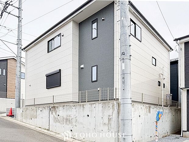 前面道路含む現地写真『快適』は「家」と「街」と「環境」が調和した時に訪れるだと改めて感じさせてくれます。