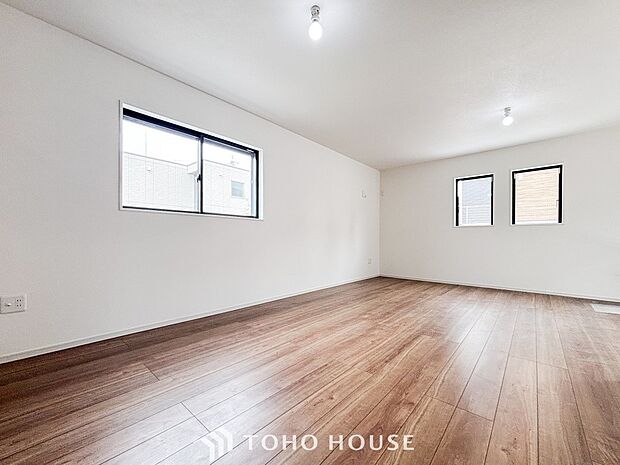 光と風があふれる開放的なリビングダイニングには自然と家族みんなが集まってきます。