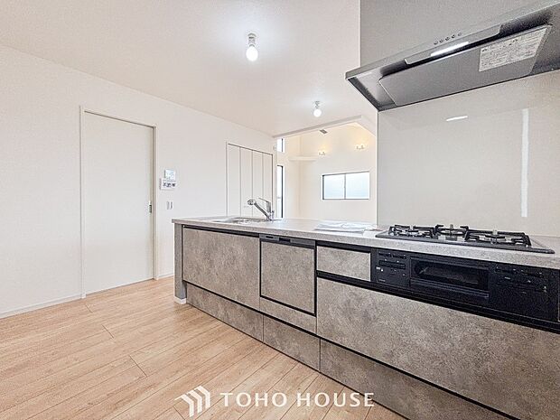 お手入れのしやすいすっきりしたシステムキッチンを採用しました。