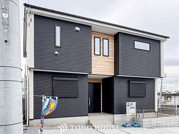 前面道路含む現地写真『快適』は「家」と「街」と「環境」が調和した時に訪れるだと改めて感じさせてくれます。