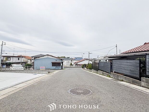 敷地内にカースペース有り。ゆとりある空間を保っています。