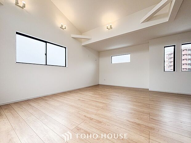 やわらかな陽射しがふりそそぎ、室内に開放感と爽快感をもたらします。