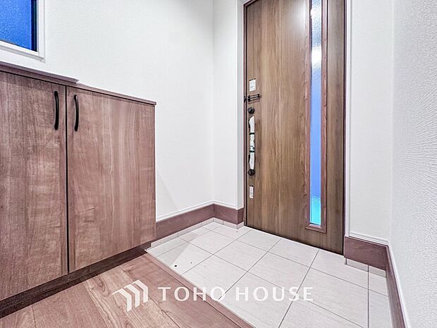 住まいの顔となる玄関は、落ち着きと華やぎの満ちた空間に。