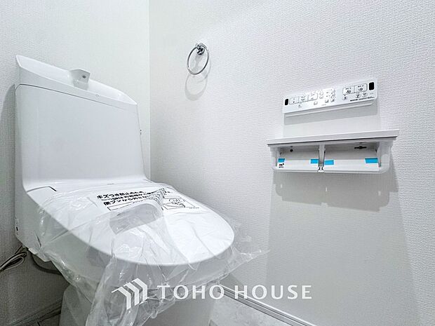 トイレはシンプルにホワイトで統一した温水洗浄付です。