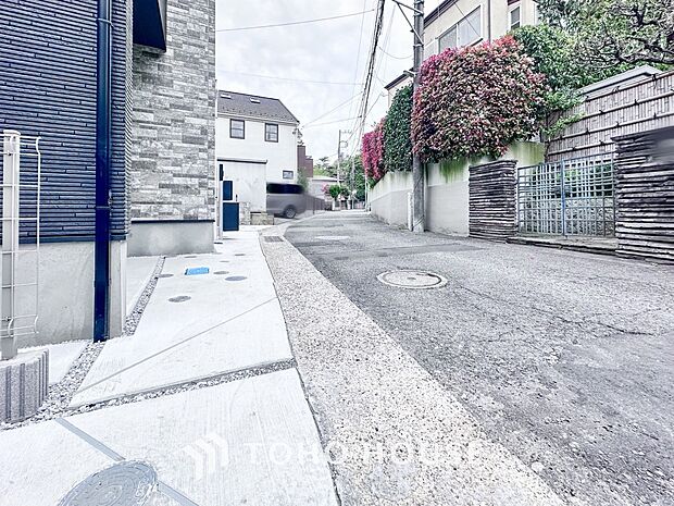 前面道路含む現地写真『快適』は「家」と「街」と「環境」が調和した時に訪れるだと改めて感じさせてくれます。