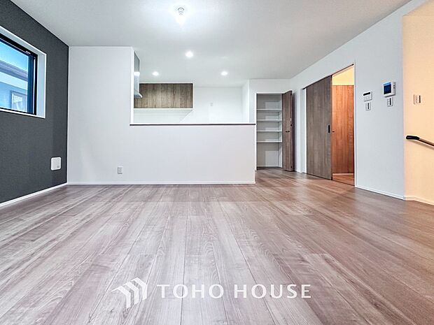 忙しい朝でも、しっかり家族が揃って食事をして頂けるゆとりある大きさのダイニングスペース。